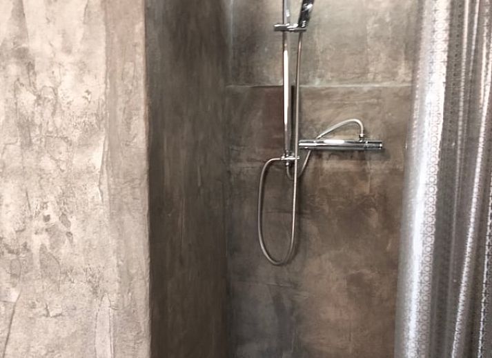 Moderne douche in Vakantiehuisje in Vierhuizen, stijlvolle badkamer in Noordwest Groningen.
