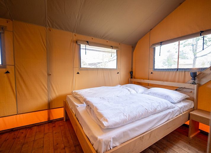 Modern bathroom in Safari Tent 8, a glamping lodge in Vierhuizen, Northwest Groningen, with wooden interior and luxury amenities.