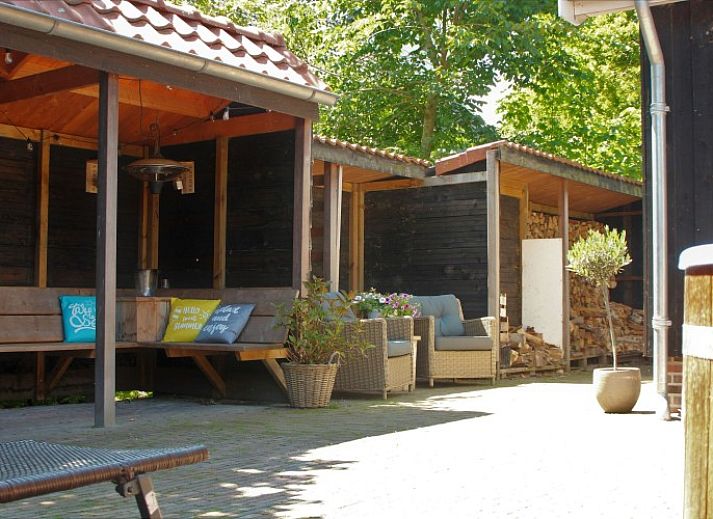 Ferienhaus mit Sauna in Vierhuizen, Groningen mit gruenem Garten und Sonnenkollektoren.