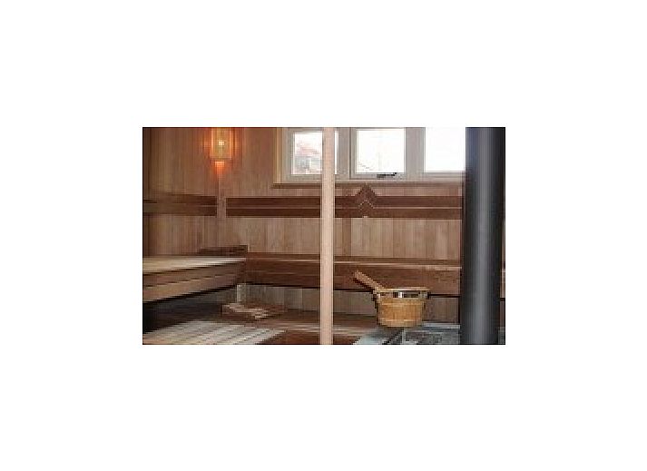 Gemuetliches Wohnzimmer mit Kamin im Ferienhaus mit Sauna, Vierhuizen, Groningen.