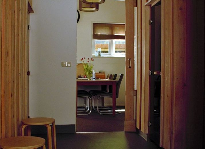 Gemuetliches Wohnzimmer mit Kamin im Ferienhaus mit Sauna, Vierhuizen, Groningen.