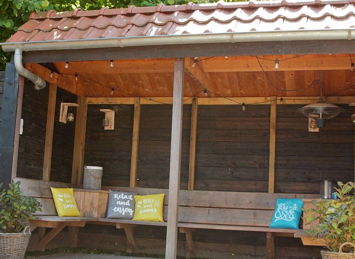 Gemuetliches Wohnzimmer mit Kamin im Ferienhaus mit Sauna, Vierhuizen, Groningen.