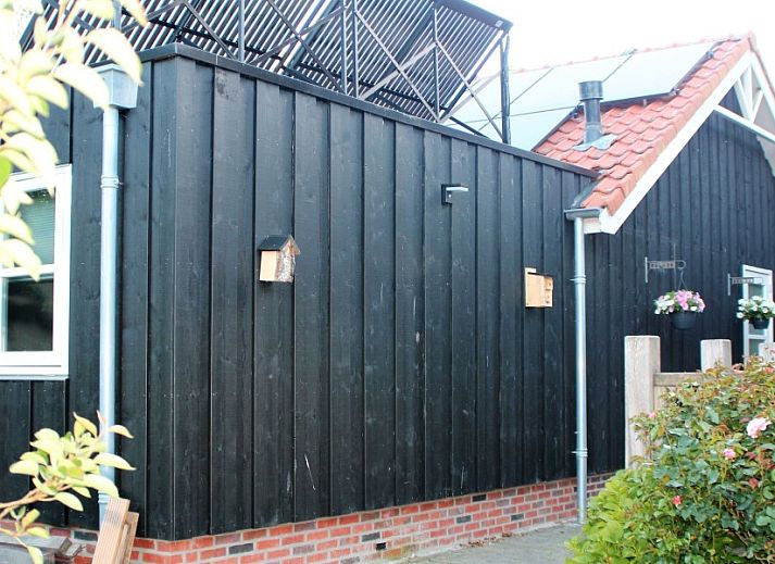 Moderne Kueche im Ferienhaus mit Sauna, gelegen in Vierhuizen, Nordwest Groningen.
