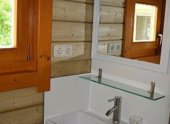 Modern kitchen in Cottage in Zoutkamp, ideal for cooking lovers in Groningen.