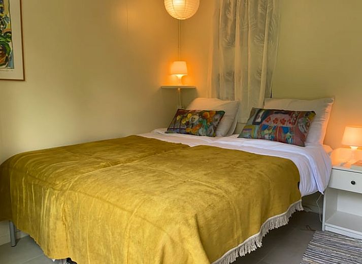 Ingang van Vakantiehuisje in Molenrij, omringd door weelderige natuur in Noordwest Groningen.