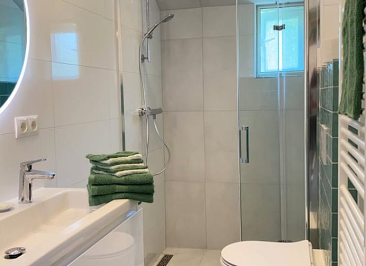 Ingang van Vakantiehuisje in Molenrij, omringd door weelderige natuur in Noordwest Groningen.