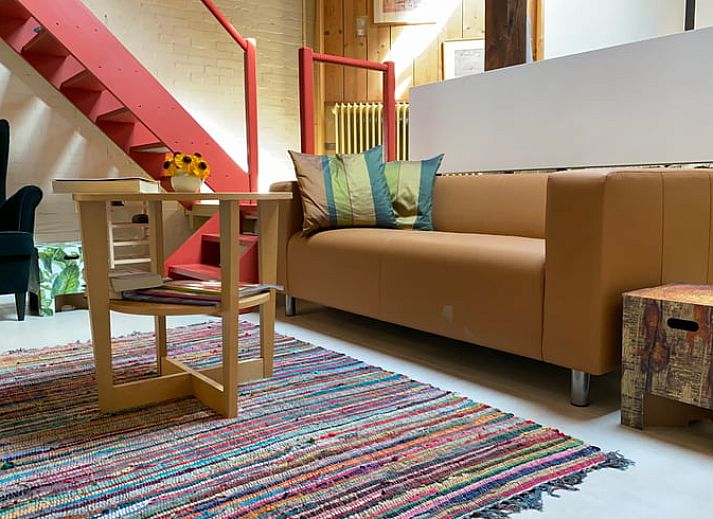 Ingang van Vakantiehuisje in Molenrij, omringd door weelderige natuur in Noordwest Groningen.