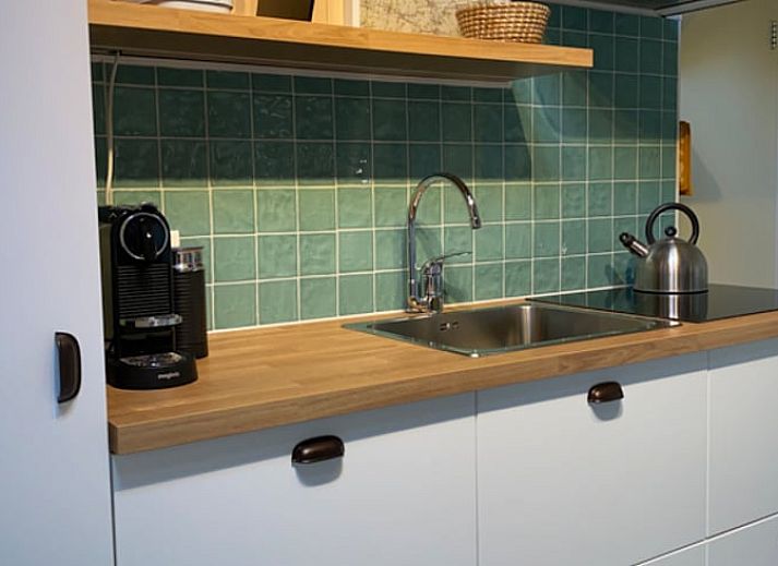 Gezellige slaapkamer in Vakantiehuisje in Molenrij, Noordwest Groningen, met warme verlichting.