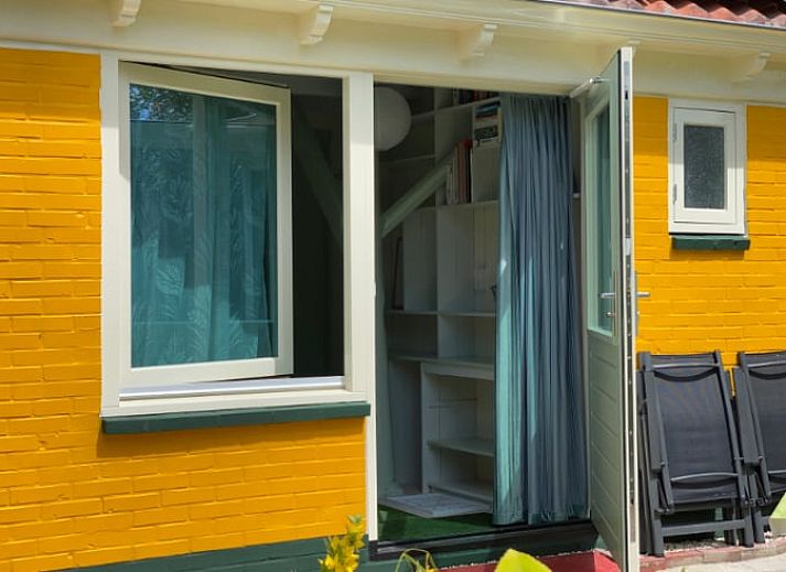 Moderne badkamer in Vakantiehuisje in Molenrij, voorzien van een ruime douche en fris design.