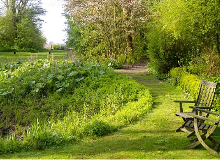 Moderne badkamer in Vakantiehuisje in Molenrij, voorzien van een ruime douche en fris design.