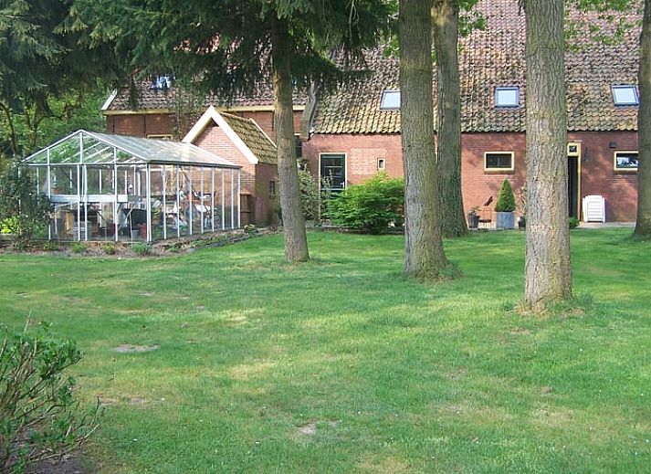 Geniessen Sie den rustikalen Charme von Huisje in Ter Apel, einem Ferienhaus inmitten der gruenen Natur im malerischen Suedosten von Groningen.