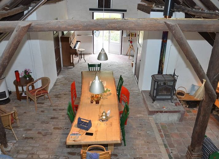 Rustieke toegangspad naar Vakantiehuisje in Vriescheloo, verscholen in het bosrijke landschap van Zuidoost Groningen, perfect voor natuurliefhebbers.