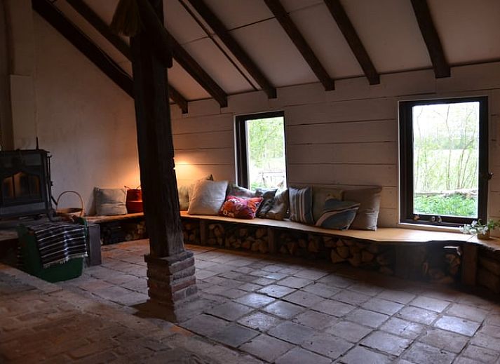 Rustieke toegangspad naar Vakantiehuisje in Vriescheloo, verscholen in het bosrijke landschap van Zuidoost Groningen, perfect voor natuurliefhebbers.