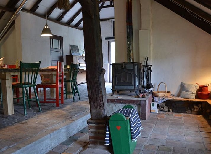 Rustieke toegangspad naar Vakantiehuisje in Vriescheloo, verscholen in het bosrijke landschap van Zuidoost Groningen, perfect voor natuurliefhebbers.