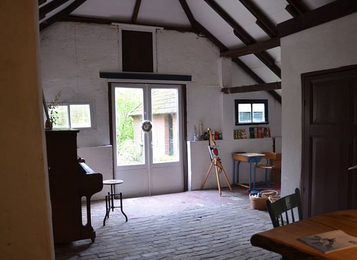 Zonsondergang bij Vakantiehuisje in Vriescheloo, Zuidoost Groningen, met een schilderachtig bospad en warme kleuren voor een idyllisch verblijf.