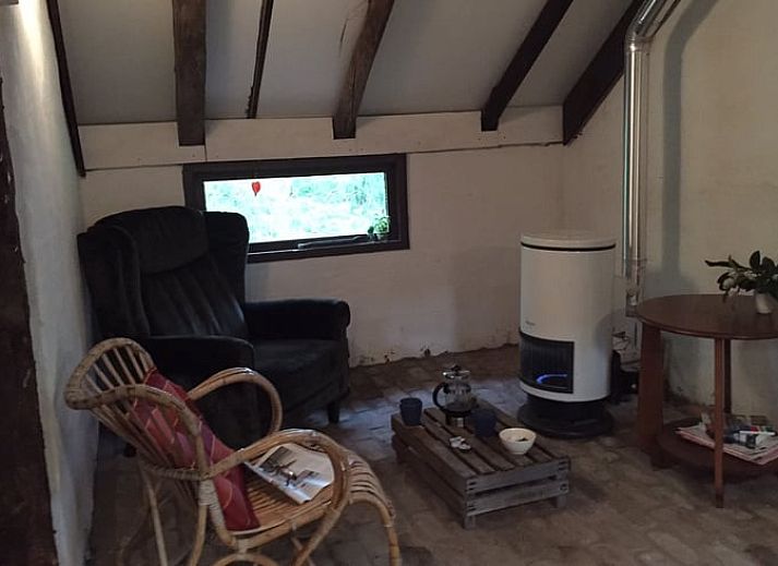 Zonsondergang bij Vakantiehuisje in Vriescheloo, Zuidoost Groningen, met een schilderachtig bospad en warme kleuren voor een idyllisch verblijf.