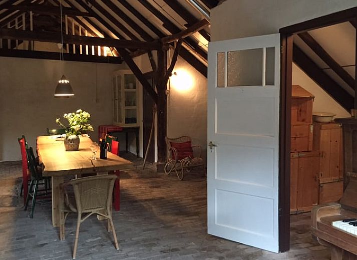 Zonsondergang bij Vakantiehuisje in Vriescheloo, Zuidoost Groningen, met een schilderachtig bospad en warme kleuren voor een idyllisch verblijf.