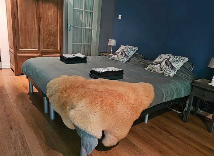 Ferienhaus in Bellingwolde, umgeben von bluehenden Baeumen im Suedosten von Groningen.