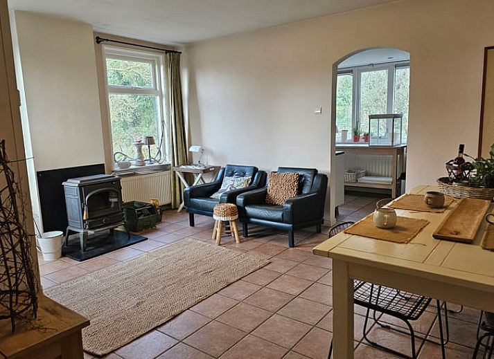 Ferienhaus in Bellingwolde, umgeben von bluehenden Baeumen im Suedosten von Groningen.