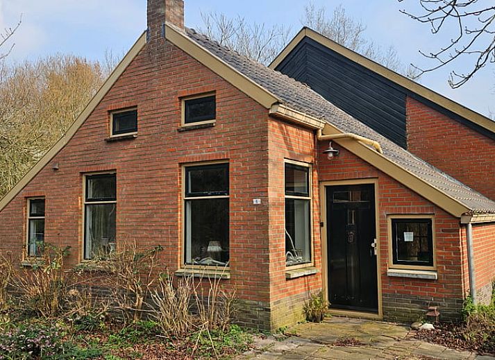 Ferienhaus in Bellingwolde, umgeben von bluehenden Baeumen im Suedosten von Groningen.