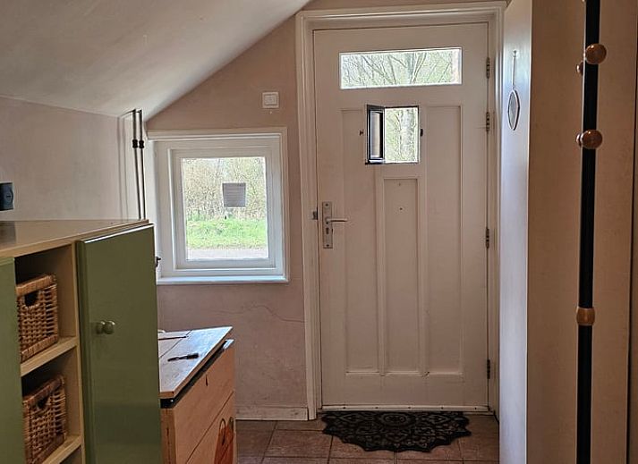 Gemuetlicher Innenraum mit Blick auf die Natur in einem Cottage in Bellingwolde, im Suedosten von Groningen.