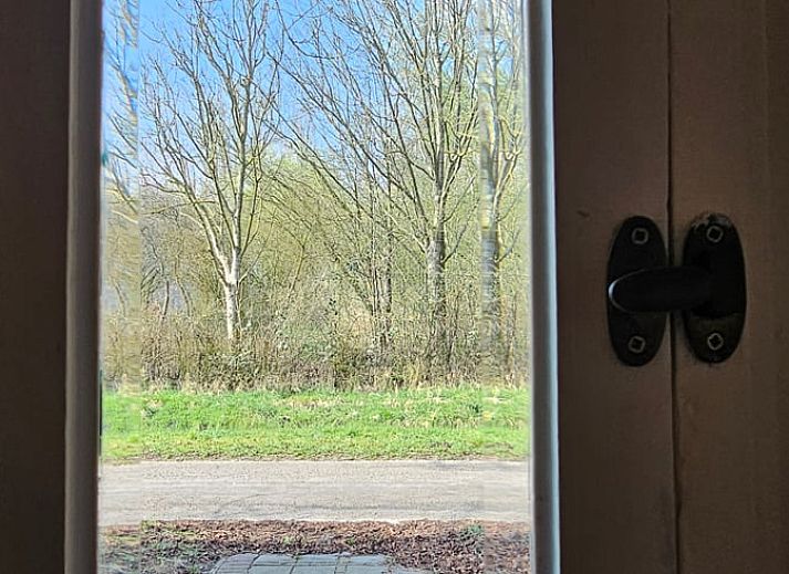 Gemuetlicher Innenraum mit Blick auf die Natur in einem Cottage in Bellingwolde, im Suedosten von Groningen.