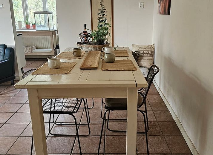 Gemuetlicher Innenraum mit Blick auf die Natur in einem Cottage in Bellingwolde, im Suedosten von Groningen.