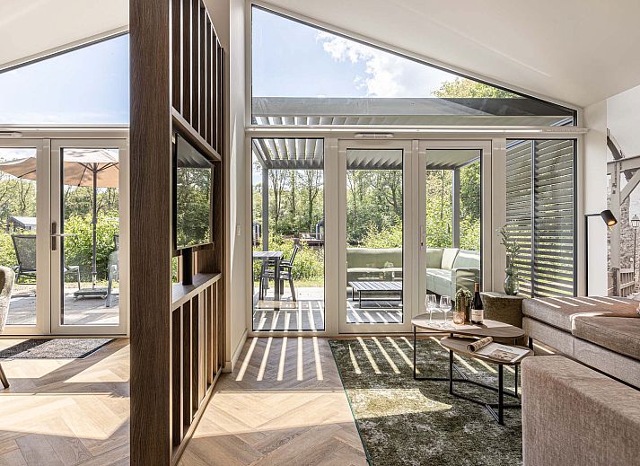 Terras van de Vrijstaande woning in Sellingen, vakantiehuis in Groningen, perfect voor ontspanning.