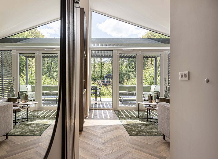 Terras van de Vrijstaande woning in Sellingen, vakantiehuis in Groningen, perfect voor ontspanning.