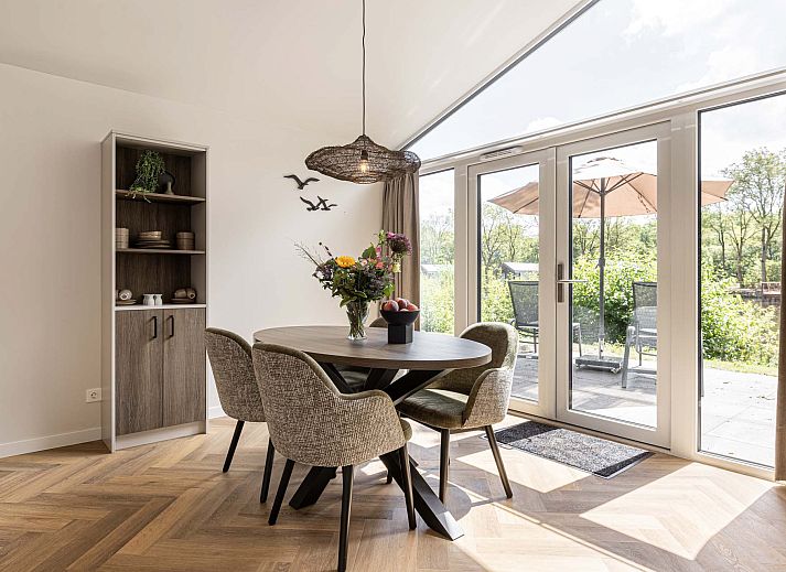 Terras van de Vrijstaande woning in Sellingen, vakantiehuis in Groningen, perfect voor ontspanning.