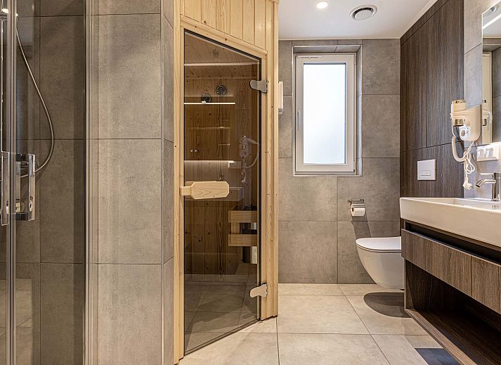 Luxe binnenruimte van de Vrijstaande woning in Sellingen, vakantiehuis in Groningen met comfortabele zitplek.