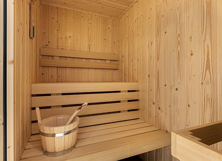 Luxe binnenruimte van de Vrijstaande woning in Sellingen, vakantiehuis in Groningen met comfortabele zitplek.