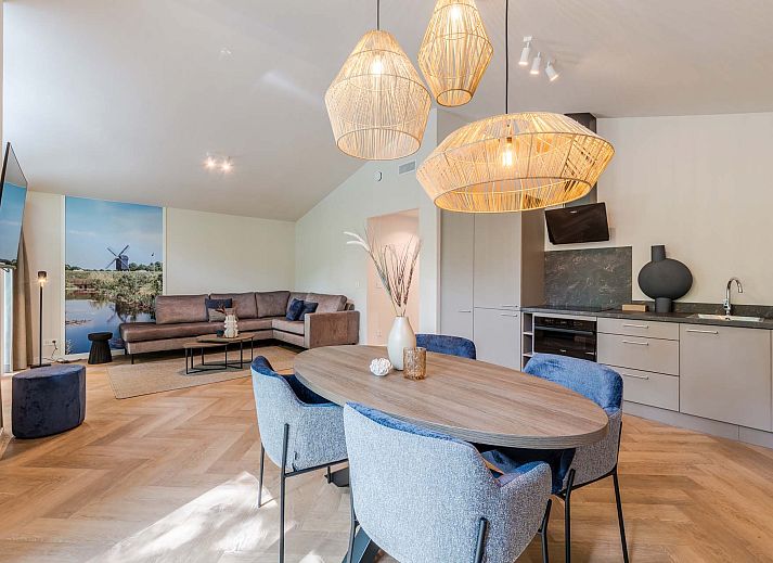 Vrijstaande woning in Sellingen met houten gevels, perfect voor vakantie in Groningen.