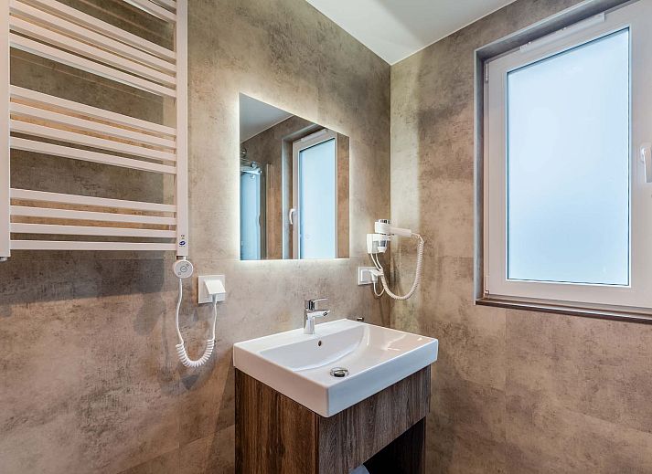 Binnenruimte van vakantiehuis in Sellingen, Zuidoost Groningen met comfortabele zithoek.