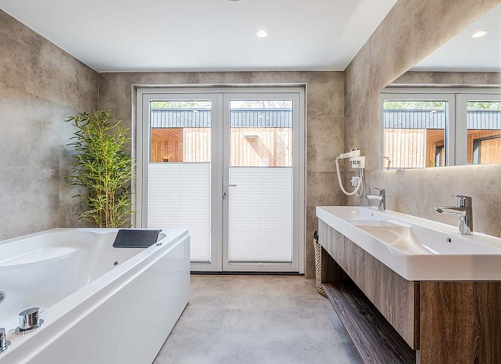 Entree van Vrijstaande woning in Sellingen, Groningen met stijlvolle gang.