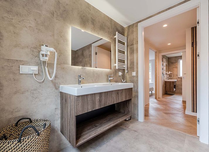 Entree van Vrijstaande woning in Sellingen, Groningen met stijlvolle gang.