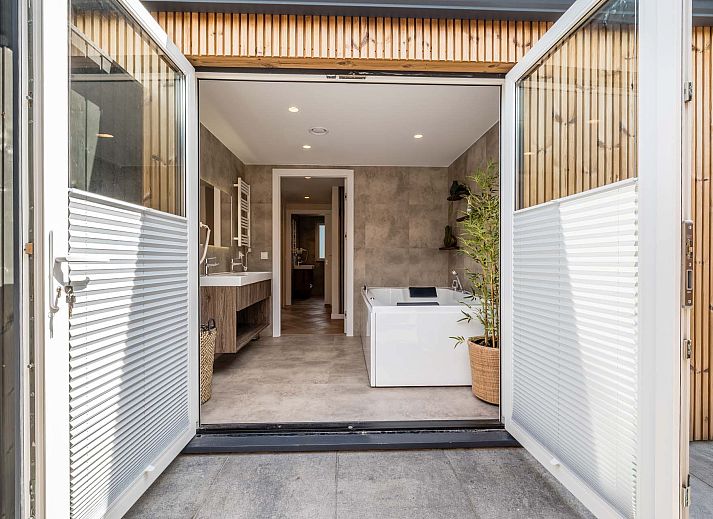 Entree van Vrijstaande woning in Sellingen, Groningen met stijlvolle gang.