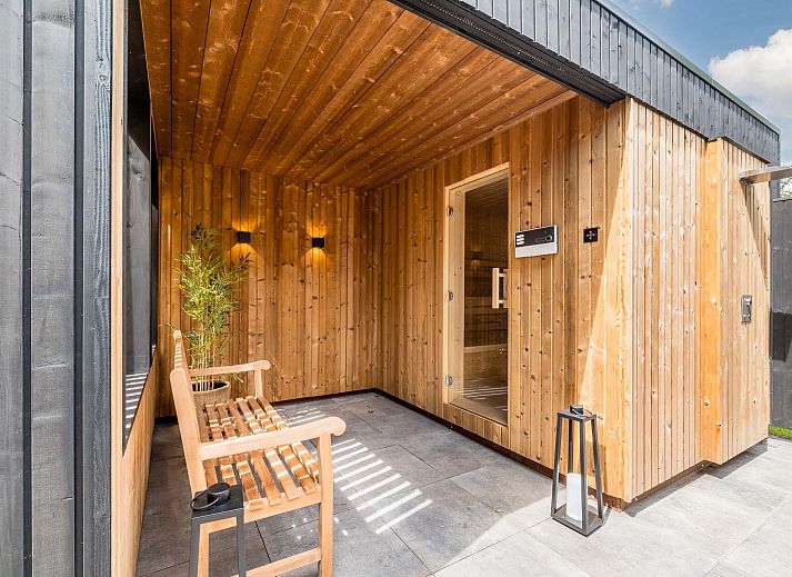 Entree van Vrijstaande woning in Sellingen, Groningen met stijlvolle gang.