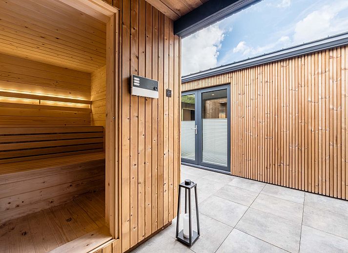 Gezellige woonkamer in vakantiehuis Sellingen, met uitzicht op natuur in Groningen.