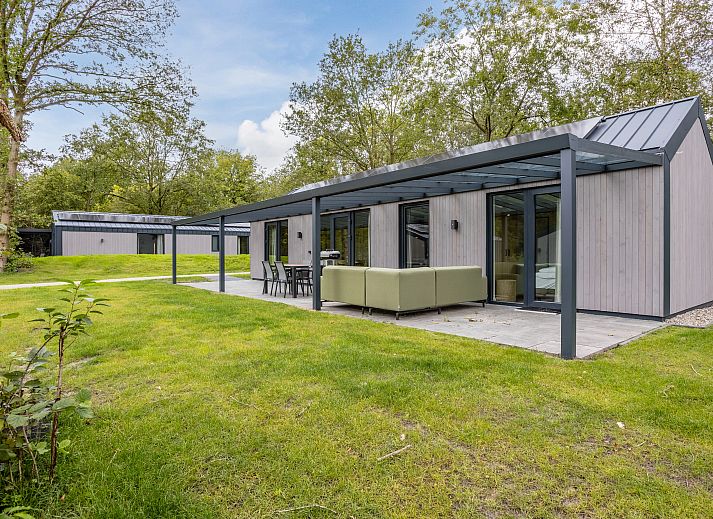 Gezellige woonkamer in 4-persoons woning 4B2, vakantiehuis in Sellingen, Zuidoost Groningen met veel natuurlijk licht.