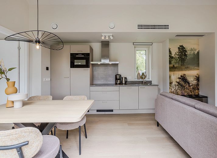 Gezellige woonkamer in 4-persoons woning 4B2, vakantiehuis in Sellingen, Zuidoost Groningen met veel natuurlijk licht.