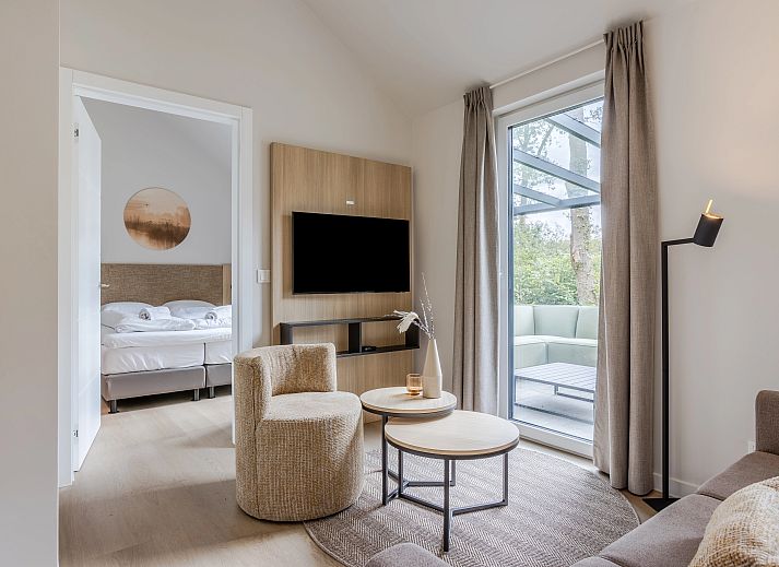 Gezellige woonkamer in 4-persoons woning 4B2, vakantiehuis in Sellingen, Zuidoost Groningen met veel natuurlijk licht.