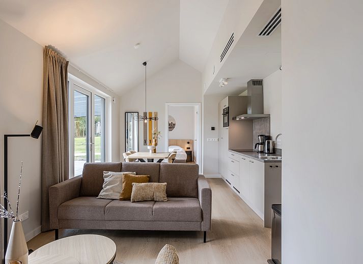 Comfortabele zithoek in vakantiehuis 4B2, Sellingen, Zuidoost Groningen met uitzicht op de groene omgeving.