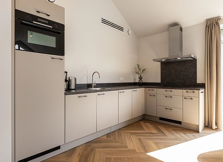 Luxe woonkamer in 6-persoons woning | 6L2, Sellingen, Zuidoost Groningen met modern interieur en comfortabele zitplaatsen.