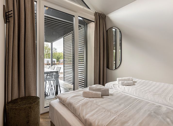 Gezellige zithoek met uitzicht op het water in 6-persoons woning | 6L2, Sellingen, Zuidoost Groningen.