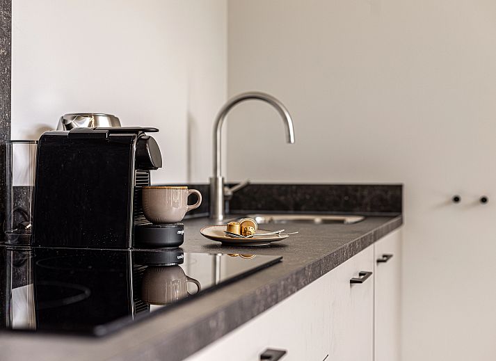 Lichte woonkamer van 4-persoons woning 4L2, Sellingen, met uitzicht op natuur.