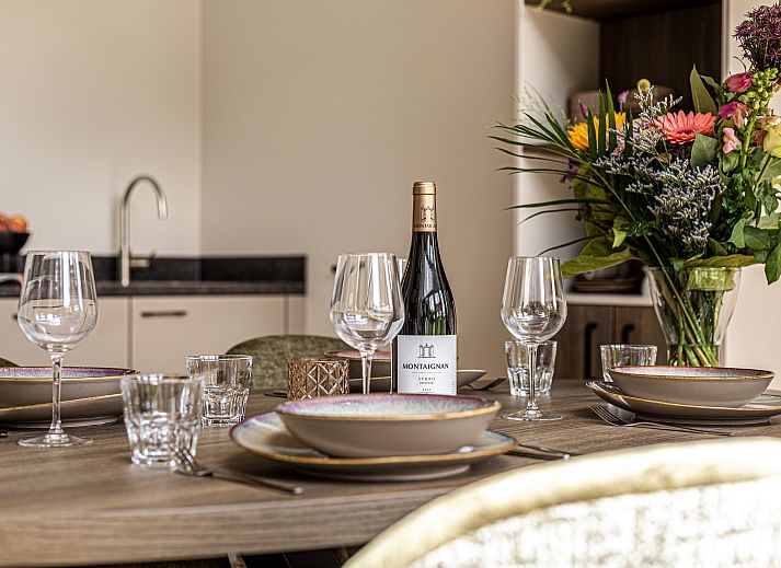 Lichte woonkamer van 4-persoons woning 4L2, Sellingen, met uitzicht op natuur.