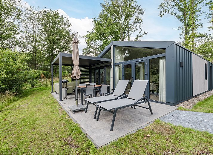 Stijlvolle woonkamer in 4-persoons woning 4L2, Sellingen, met comfortabele bank.