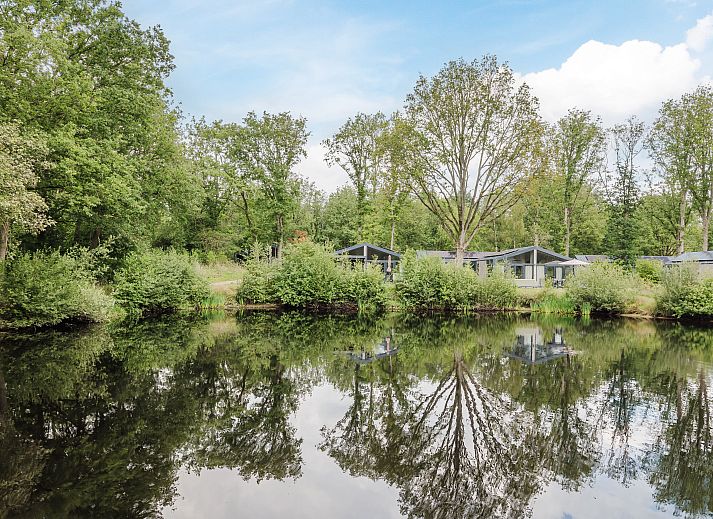 Stijlvolle woonkamer in 4-persoons woning 4L2, Sellingen, met comfortabele bank.