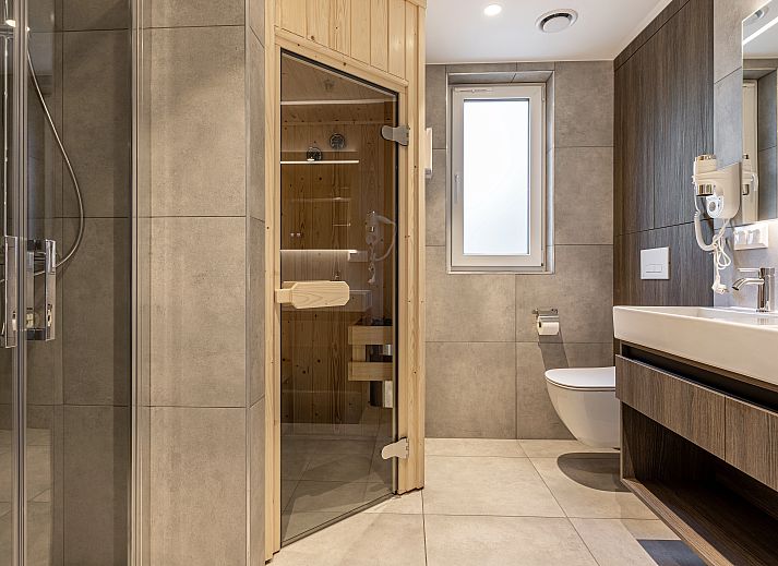 Eetgedeelte van 6-persoons woning | 6L1 in Sellingen, Groningen, met uitzicht op de tuin.